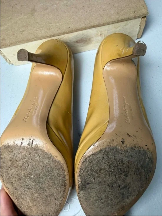 Salvatore Ferragamo Yellow
Patent Vara
Bow Peep Toe Platform Pumps Sz
6.5 - Picture 9 of 13